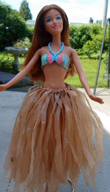 recycled-plastic-bag-hula-skirt-for-barbie-003